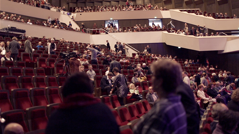 75a Büro für Gestaltung begleitet den Aufbau für's Bobby McFerrin-Konzert im Gewandhaus Leipzig mit der Videokamera