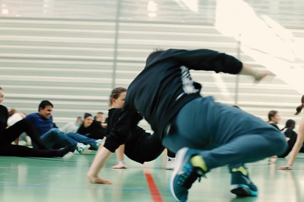 75a dreht eine 5-teilige Episodenserie von Dance For Good.
